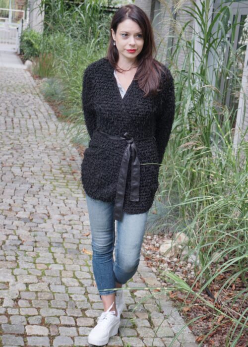 Czarny wiązany sweter