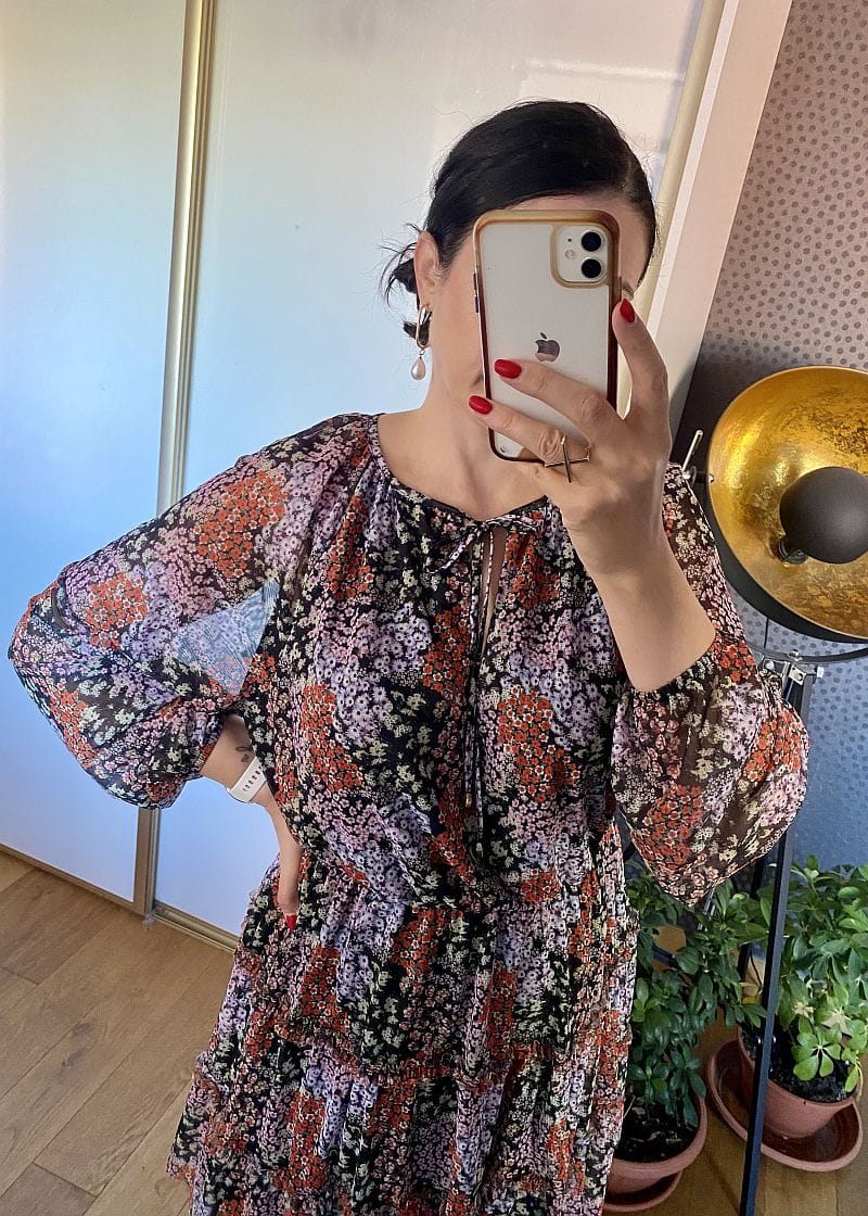 Rozkloszowana sukienka w kwiaty - Szafa Gosi - internetowy outlet z odzieżą damską