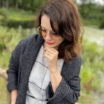 Czarny sweter wiązany z kapturem - Szafa Gosi - internetowy outlet z odzieżą damską