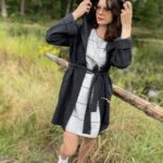 Czarny sweter wiązany z kapturem - Szafa Gosi - internetowy outlet z odzieżą damską