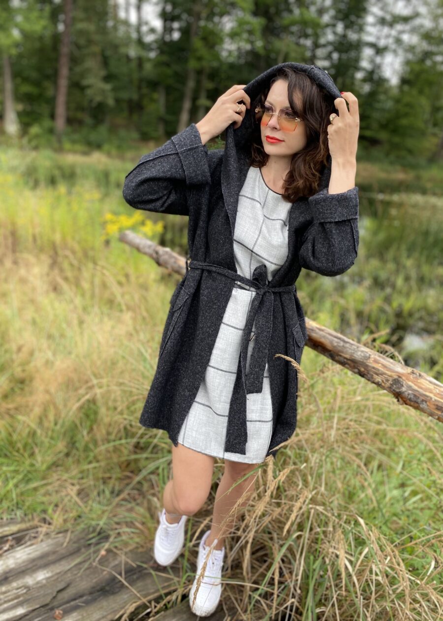 Czarny sweter wiązany z kapturem - Szafa Gosi - internetowy outlet z odzieżą damską