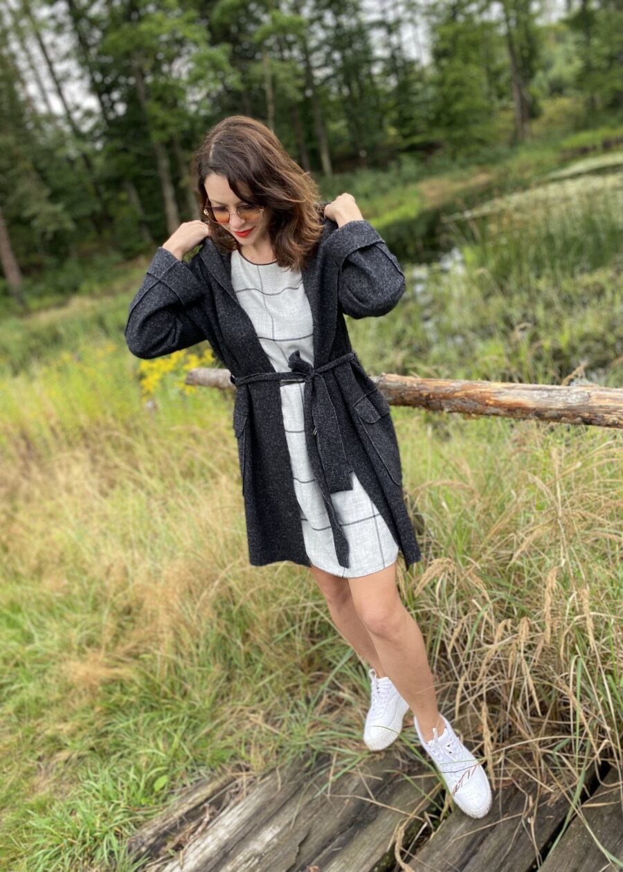 Czarny sweter wiązany z kapturem - Szafa Gosi - internetowy outlet z odzieżą damską