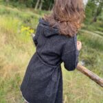 Czarny sweter wiązany z kapturem - Szafa Gosi - internetowy outlet z odzieżą damską