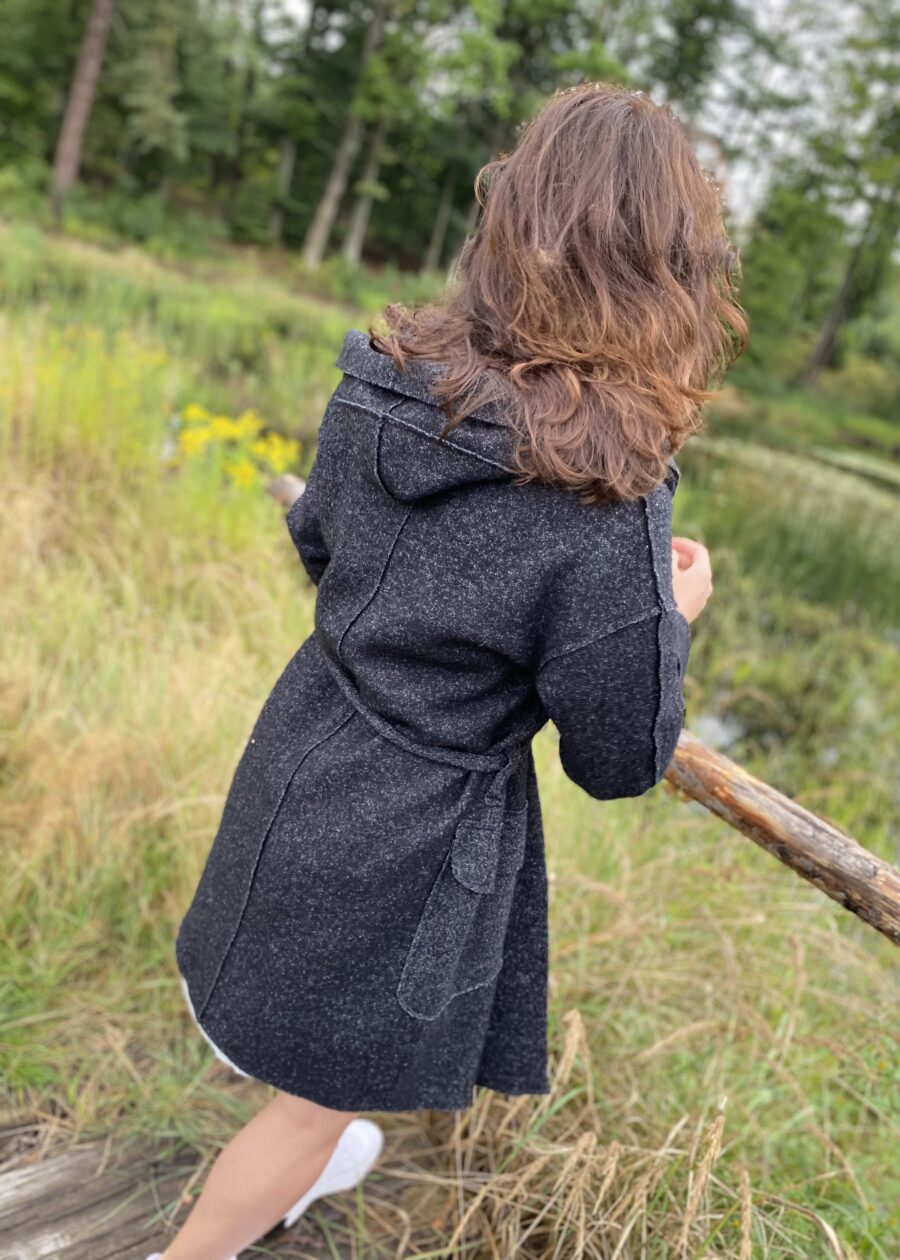 Czarny sweter wiązany z kapturem - Szafa Gosi - internetowy outlet z odzieżą damską