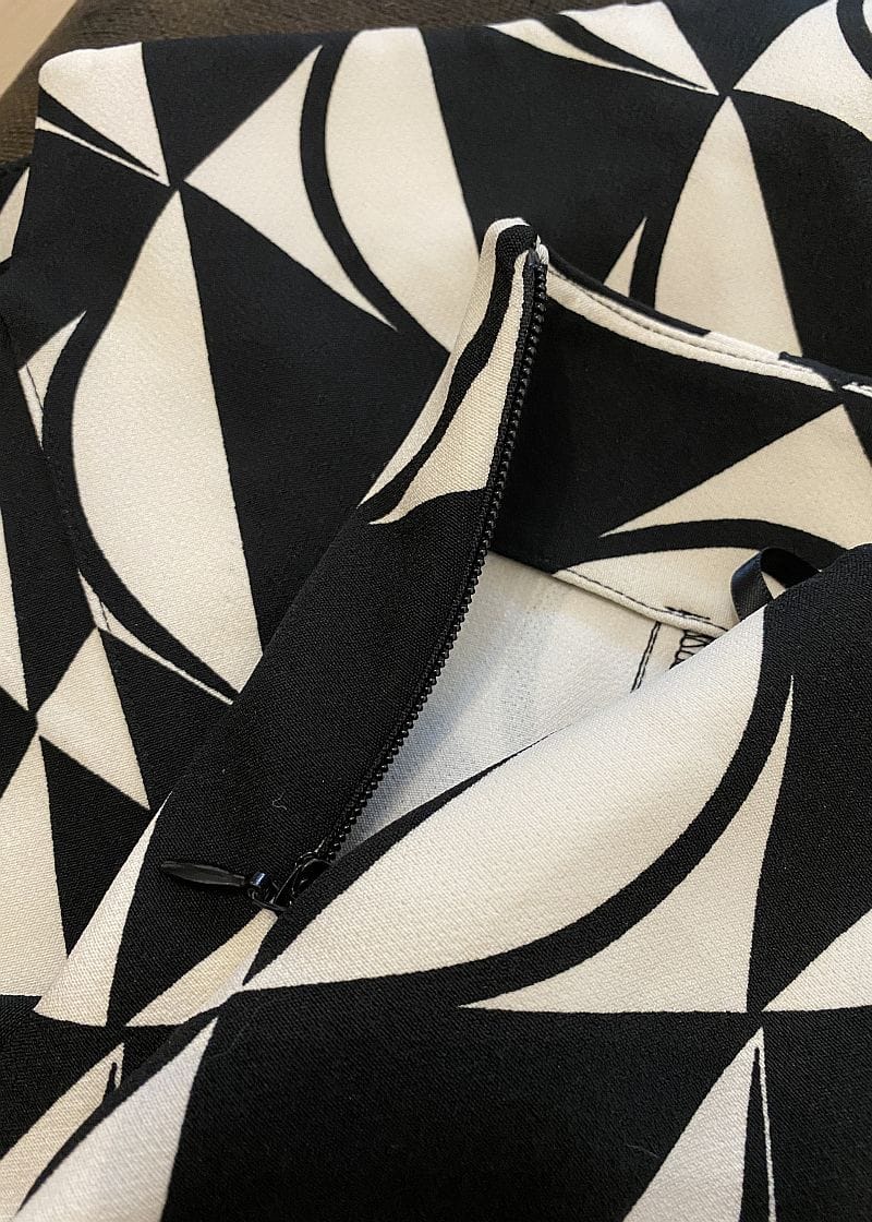 Spódnica mini w print biało czarny - Szafa Gosi - internetowy outlet z odzieżą damską