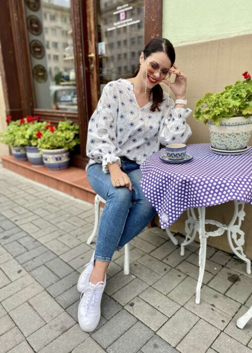 Biała bluzka w wyszywane kwiatki