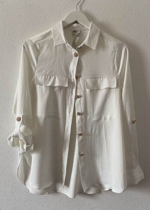 Biała bluzka z podwijanymi rękawami i ozdobnymi guzikami