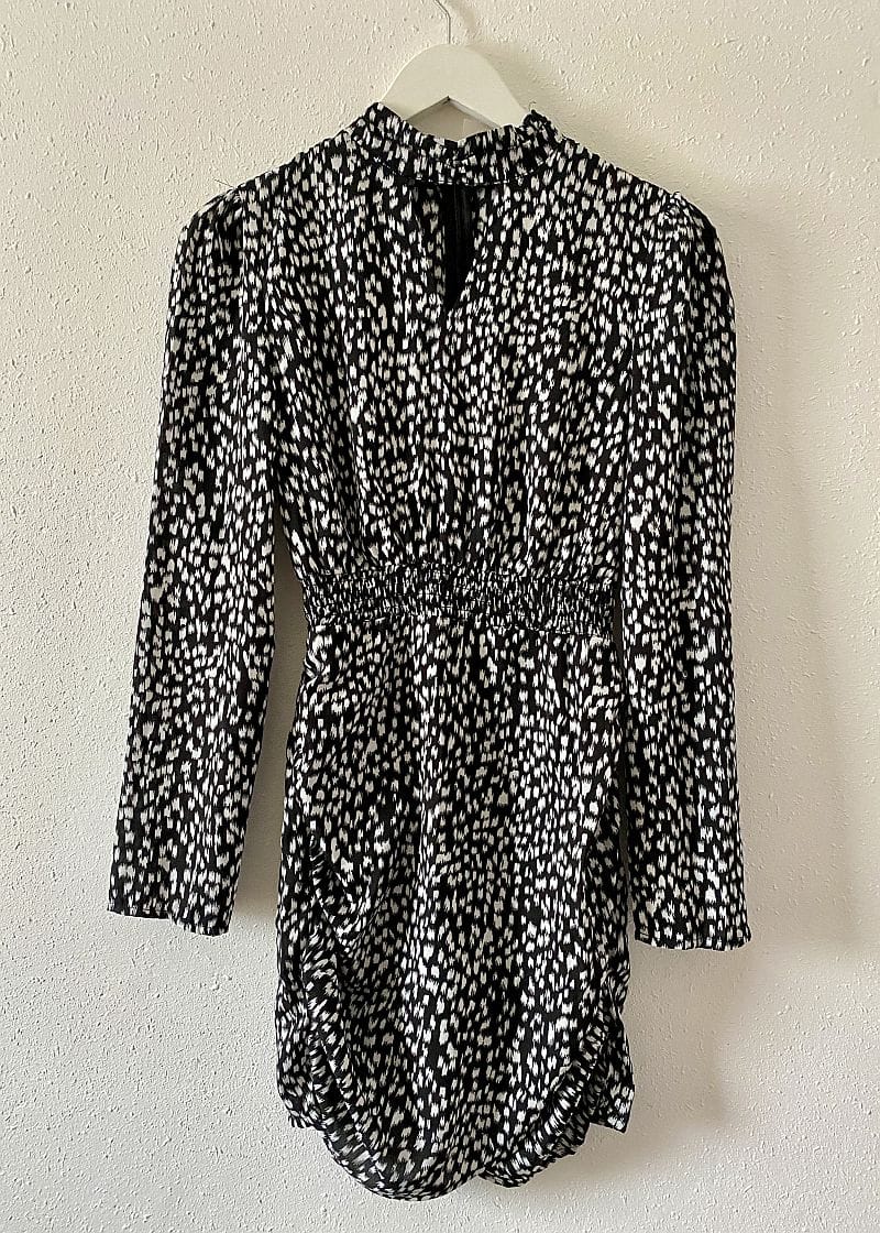 Czarno biała marszczona sukienka - Szafa Gosi - internetowy outlet z odzieżą damską