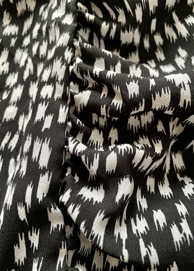 Czarno biała marszczona sukienka - Szafa Gosi - internetowy outlet z odzieżą damską