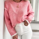 Różowy sweter z białymi lamówkami - Szafa Gosi - internetowy outlet z odzieżą damską