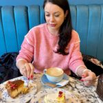 Różowy sweter z białymi lamówkami - Szafa Gosi - internetowy outlet z odzieżą damską