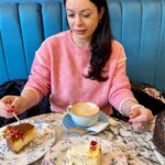 Różowy sweter z białymi lamówkami - Szafa Gosi - internetowy outlet z odzieżą damską