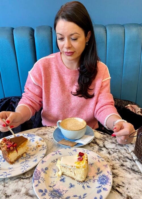 Różowy sweter z białymi lamówkami