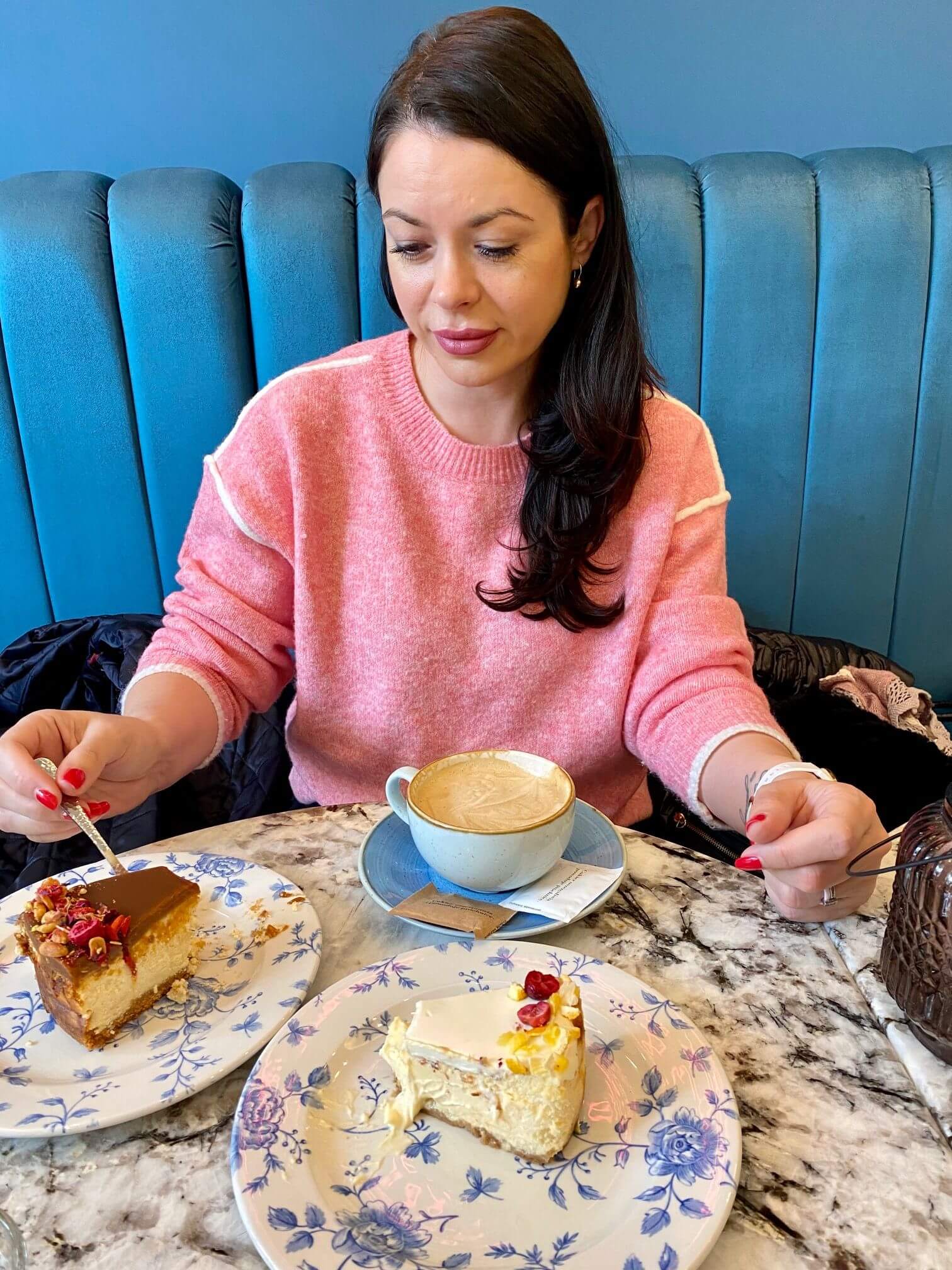 Różowy sweter z białymi lamówkami - Szafa Gosi - internetowy outlet z odzieżą damską