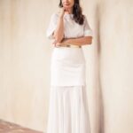 Biała długa sukienka ze złotym paskiem - Szafa Gosi - internetowy outlet z odzieżą damską