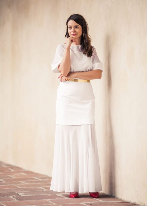 Biała długa sukienka ze złotym paskiem