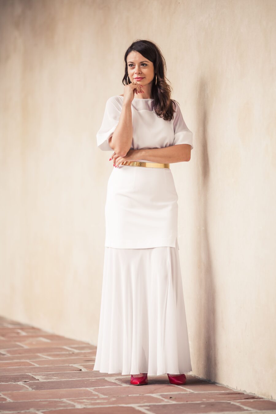 Biała długa sukienka ze złotym paskiem - Szafa Gosi - internetowy outlet z odzieżą damską