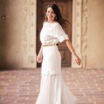 Biała długa sukienka ze złotym paskiem - Szafa Gosi - internetowy outlet z odzieżą damską