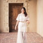 Biała długa sukienka ze złotym paskiem - Szafa Gosi - internetowy outlet z odzieżą damską