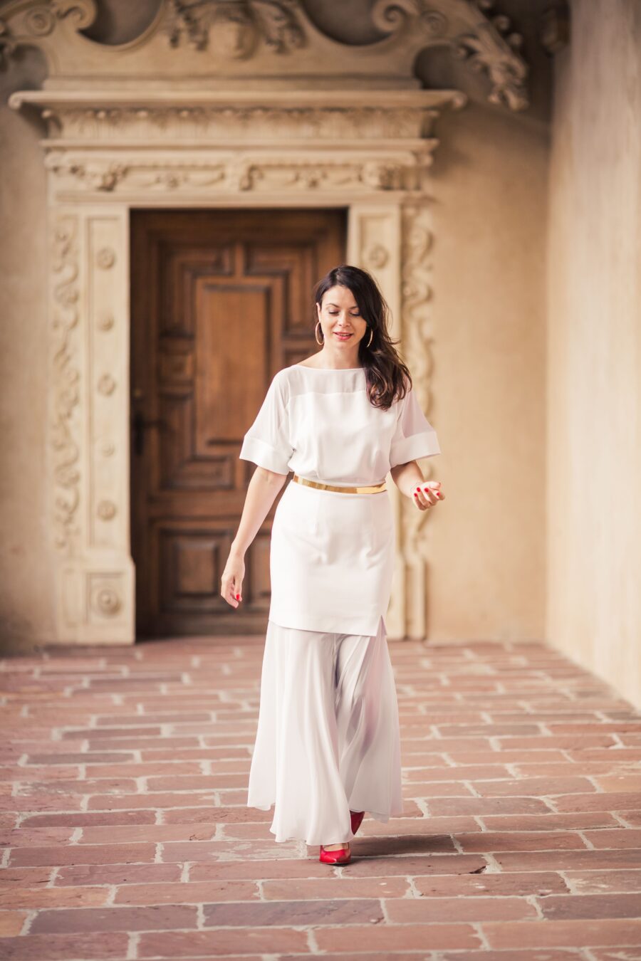 Biała długa sukienka ze złotym paskiem - Szafa Gosi - internetowy outlet z odzieżą damską