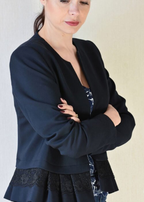 Granatowa marynarka z falbaną